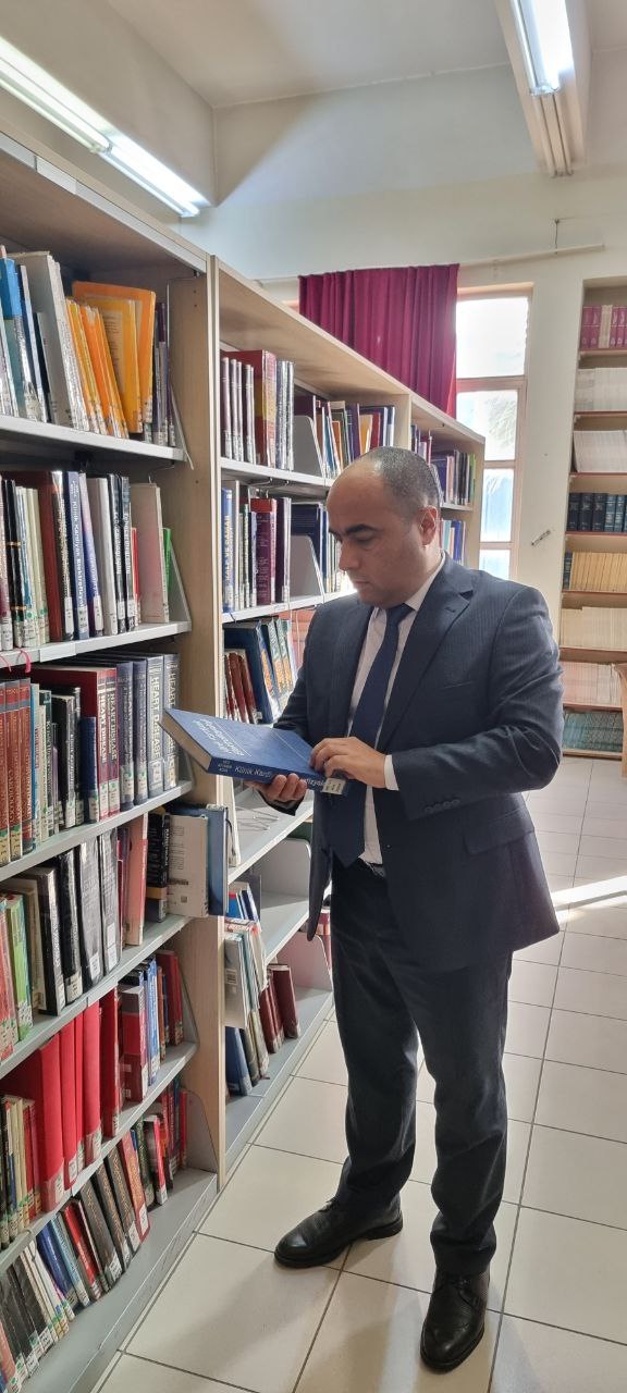 Read more about the article Avval xabar qilganimizdek TTATF direktori boshchiligidagi  delegatsiyaning Turkiya respublikasining  Ege universitetidagi  rasmiy  tashrifining keyingi manzili universitet kutubxonasi bo‘ldi.  Kutubxona tashkil etilgani hamda undagi qilingan sharoitlar tashrif buyuruvchilarda qiziqish uyg‘otdi.