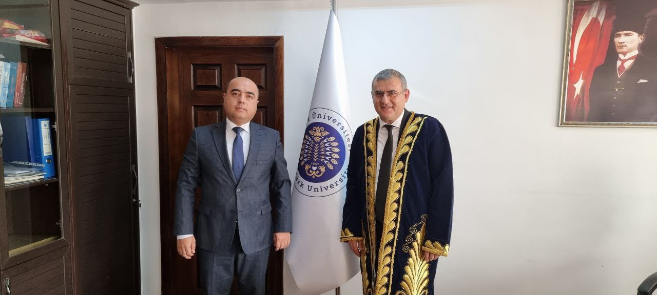 You are currently viewing Turkiya safarida bo‘lgan  delegatsiyaning navbatdagi  uchrashuvi Otaturk universitetida bo‘ldi. Mehmonlarni universitet prorektori Mustafa So‘zbilir  boshchiligidagi jamoa iliq kutib olishdi.