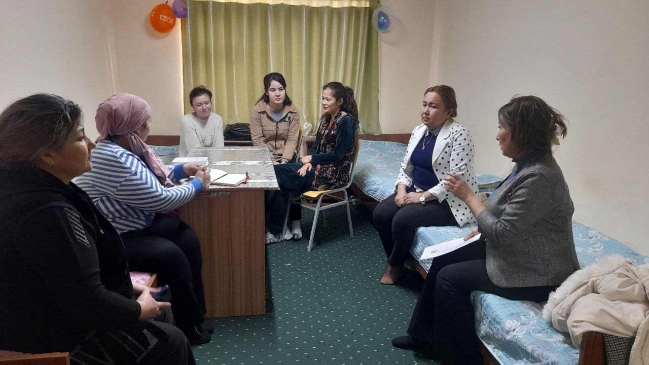 You are currently viewing Toshkent  tibbiyot  akademiyasi  Termiz filiali xodimlari, dekan o’rinbosari, xotin  qizlar  maslahat  kengashi  raisi,  psixolog hamda  tarbiyachi pedagog talabalar turar joyidagi qizlar bilan suhbat o’tkazishdi.