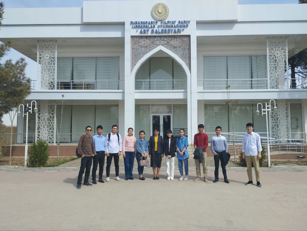 You are currently viewing Talabalar Badiiy ijodkorlik uyushmasining Art galereyasiga tashrif buyurishdi.