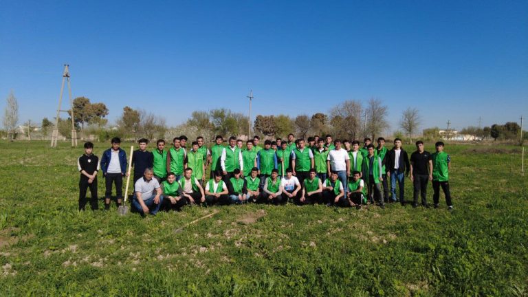 Read more about the article “Yashil makon” umummilliy loyihasi doirasida hudud iqlim sharoitiga mos bo‘lgan ko‘chatlar ekilmoqda.