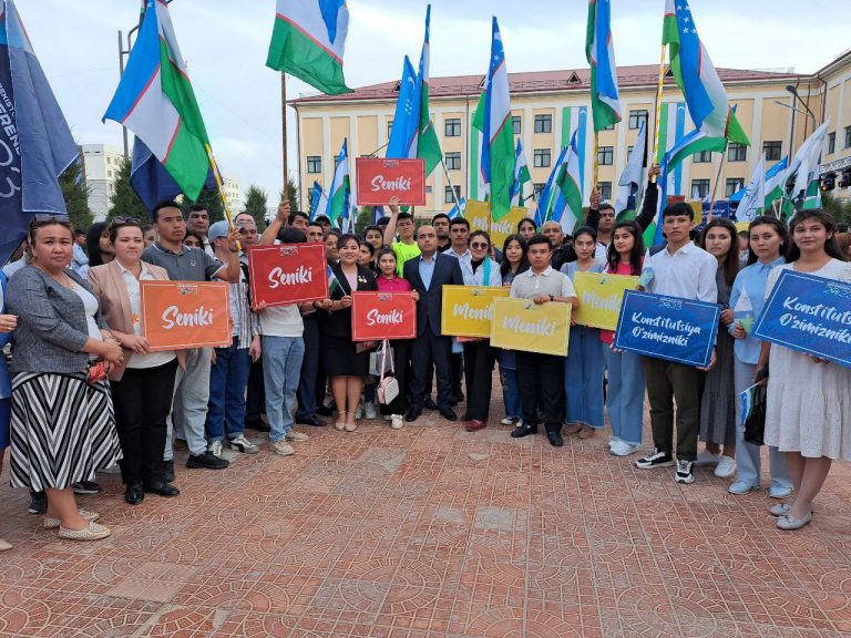 Read more about the article Termiz shahrida &laquo;Konstitutsiya o‘zimizniki&raquo; shiori ostida Konstitutsiyaviy qonun loyihasi bo‘yicha targ‘ibot tadbiri va konsert-shou dasturi bo‘lib o‘tdi.