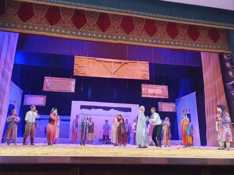 Read more about the article &laquo;Momo yer&raquo; spektakli o‘qituvchi va talabalarga bir olam ta’surot qoldirdi.