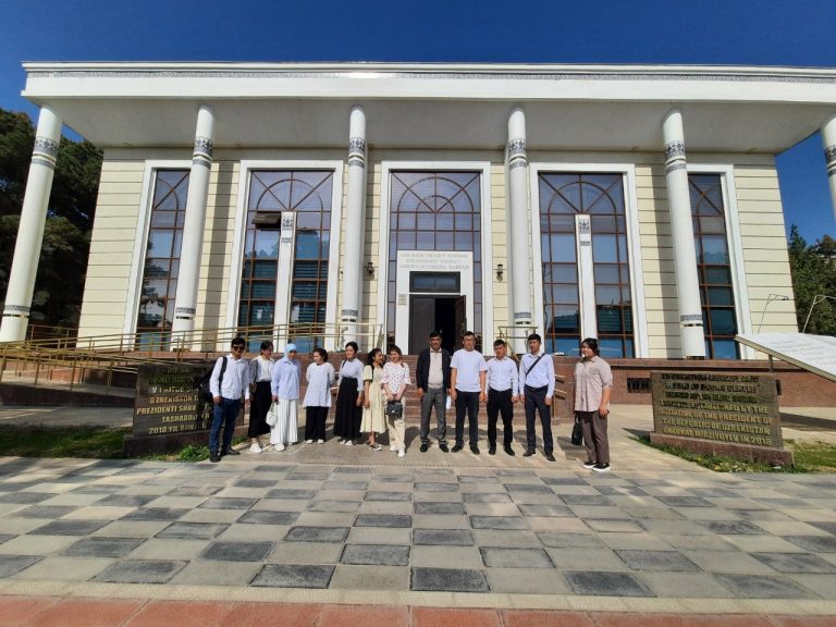 Read more about the article TTATF talabalari Adib Sobir Termiziy nomidagi Axborot-kutubxona markaziga  borishdi.