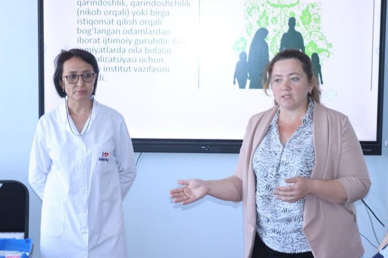 Read more about the article Toshkent tibbiyot akademiyasi Termiz filiali talaba qizlari uchun “Reproduktiv salomatlik, erta turmushga chiqishning salbiy oqibatlari, sog’lom turmush tarziga  amal qilish” mavzusida mutaxassis shifokorlar,xotin-qizlar kengashi, filial psixologi, salomatlik markazi koordinatori va xodimlar bilan hamkorlikda davra suhbati o’tkazildi.