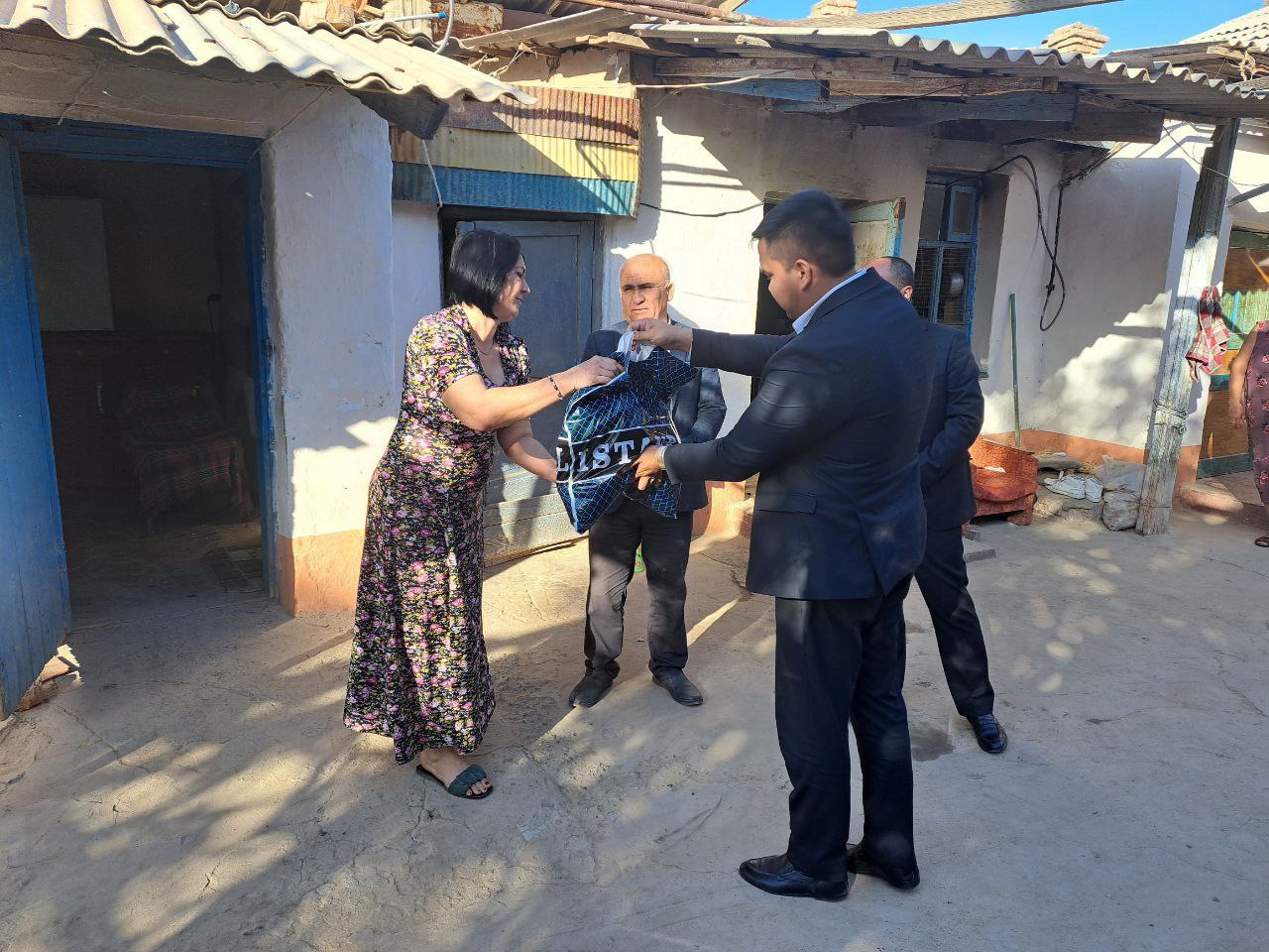 You are currently viewing Toshkent tibbiyot akademiyasi Termiz filiali direktori Furqat Otamuradov Ramazon hayiti munosabati bilan Termiz  shahridagi mahallalarda yashovchi yoshi ulug‘ nuroniy, boquvchisini yo‘qotgan, nogiron hamda kam ta’minlangan oilalar holidan xabar oldi.