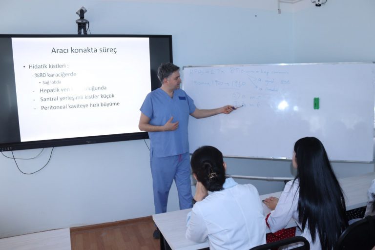 Read more about the article Bugun, 25-aprel kuni Toshkent tibbiyot akademiyasi Termiz filialiga Turkiya Respublikasining Izmir shahridagi dunyoning nufuzli universitetlari qatoridan joy olgan Ege universiteti jigar bo‘yicha transplantolog,  dotsenti,  Dr.Alper Uguz tashrif buyurdi.
