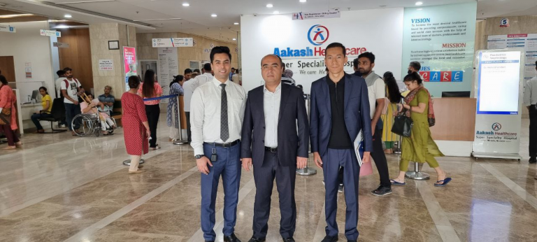 Read more about the article Ayni kunlarda Toshkent tibbiyot akademiyasi Termiz filiali delegatsiyasi Hindistonning Aakash Healthcare shifoxonasida.