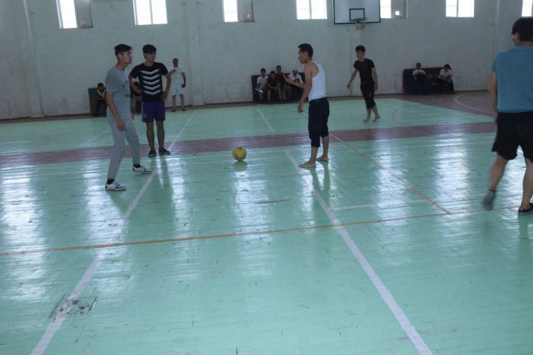Read more about the article Toshkent tibbiyot akademiyasi Termiz filiali talabalarini sportga jalb etish va yoshlarni boʻsh vaqtini mazmunli oʻtkazish maqsadida tashkil etilgan &raquo;Direktor kubugi&raquo; da sportning futbol yoʻnalishida sport musobaqalari bo‘lib o‘tmoqda.