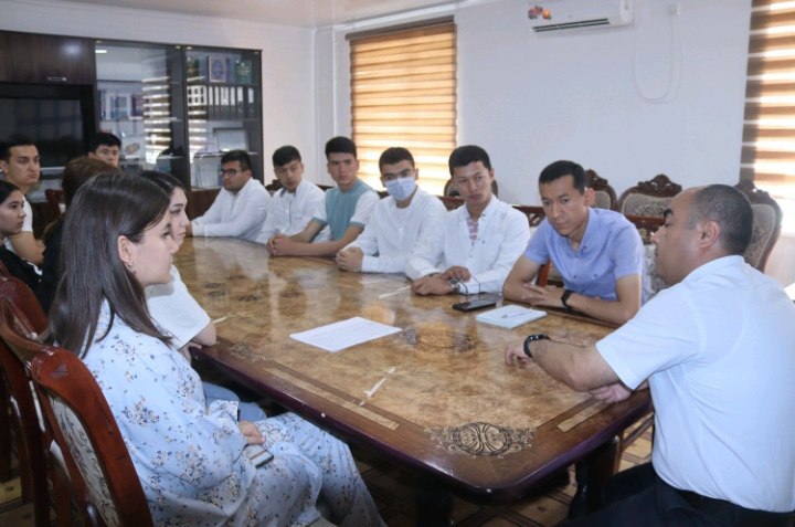 Read more about the article Toshkent tibbiyot akademiyasi Termiz filiali direktori Furqat Otamuradov filial talabalari o‘rtasida &laquo;Direktor va yoshlar&raquo; uchrashuvi bo‘lib o‘tdi.