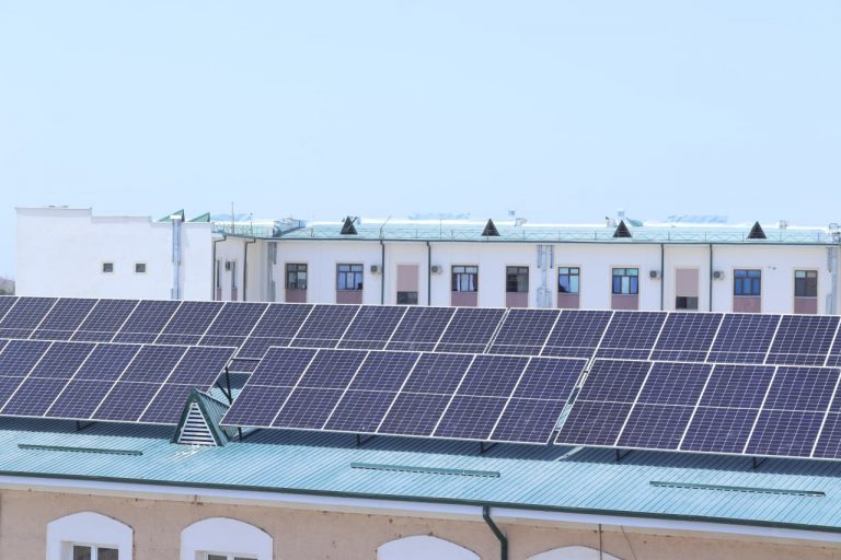 Read more about the article Toshkent tibbiyot akademiyasi Termiz filialida quyosh fotoelektr stansiyasi  o’rnatildi.