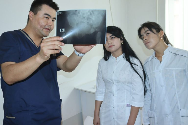 Read more about the article Toshkent tibbiyot akademiyasi Termiz filialining klinik bazalarida olib borilayotgan darslar sifatini nazorat qilish maqsadida tuzilgan ishchi guruh tomonidan amaliy darslar jarayonlarini o’rganish davom etmoqda…