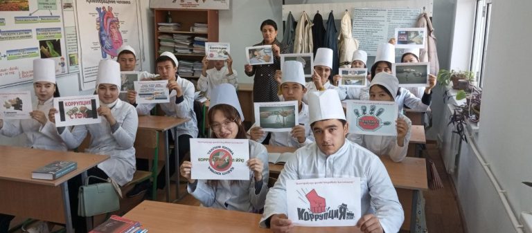Подробнее о статье В рамках Антикоррупционного месяца, посвященного 9 декабря Международному дню борьбы с коррупцией, 24 ноября текущего года в Термезском филиале Ташкентской медицинской академии проведено флешмоб на тему «Боремся с коррупцией вместе» с участием студентов и преподавателей филиала.