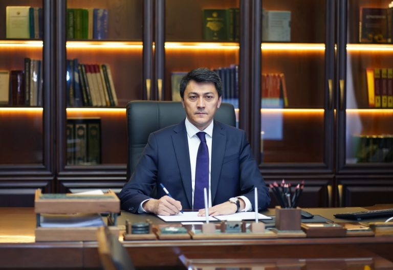 Read more about the article CОҒЛИҚНИ САҚЛАШ ВАЗИРИНИНГ ТИББИЁТ ХОДИМЛАРИГА БАЙРАМ ТАБРИГИ