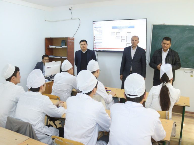 Read more about the article Sudyalar va yoshlar uchrashuvi