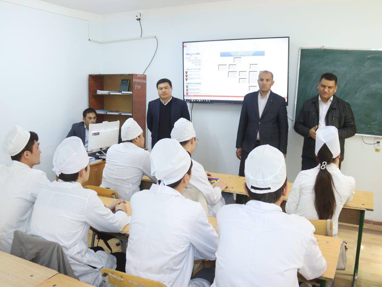 You are currently viewing Sudyalar va yoshlar uchrashuvi