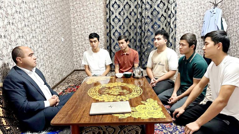 Read more about the article Direktor boshchiligidagi ishchi guruh ijara xonadonlarini o‘rganmoqda.