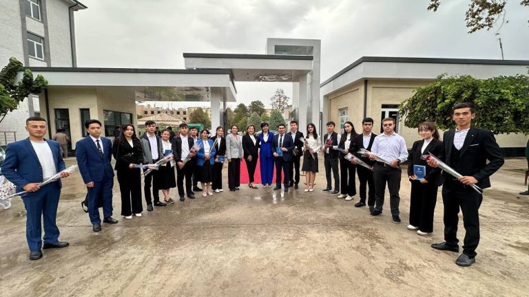 Read more about the article Ustozga ehtirom. Toshkent tibbiyot akademiyasi Termiz filiali professor- o’qituvchilar bayramona kutib olindi.