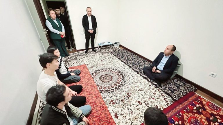 Подробнее о статье Руководитель изучил условия жизни студентов.