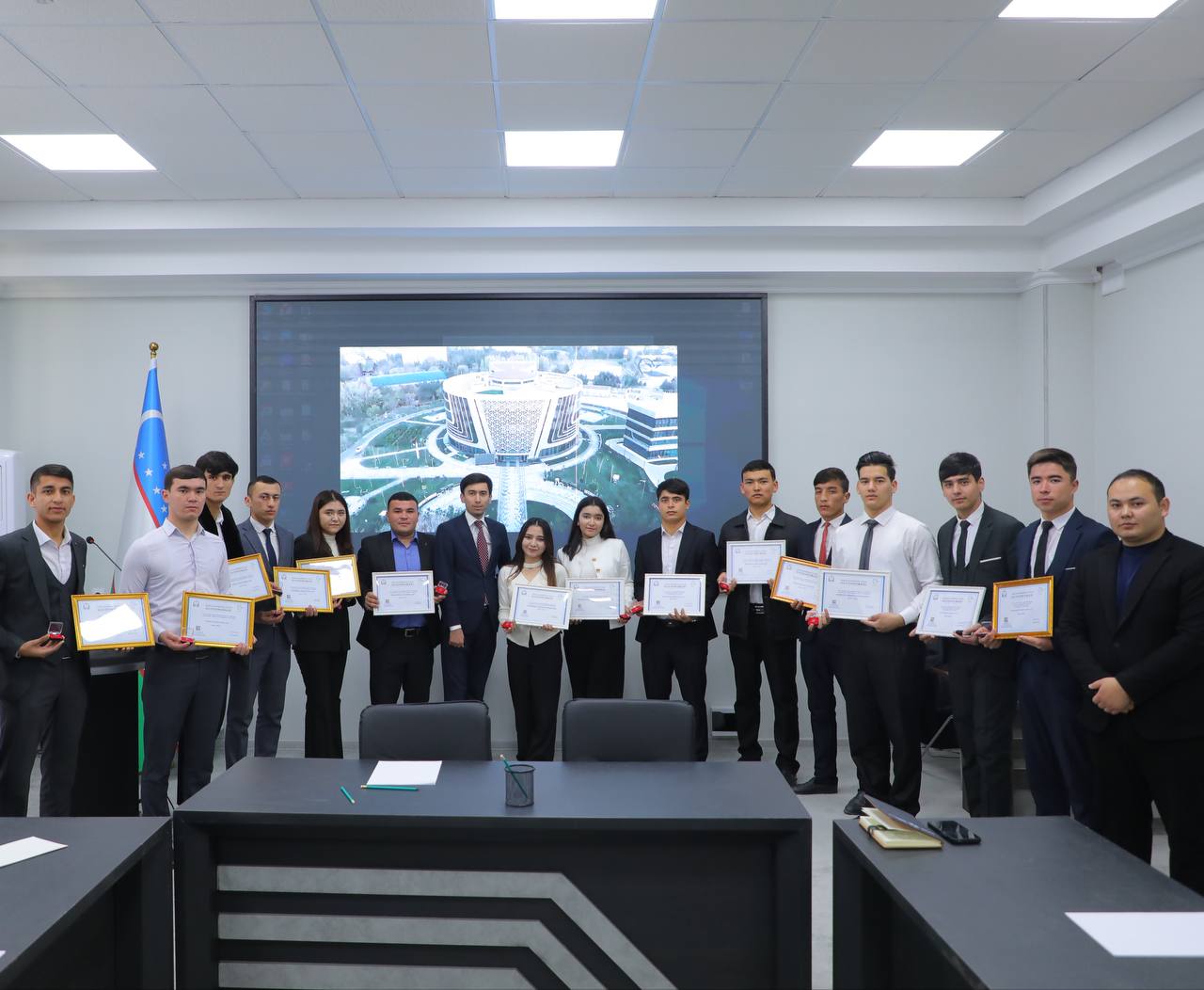 Read more about the article Yoshlar akademiyasi liderlari va Oliy ta’lim fan va innovatsiyalar vazirligi qoshidagi Yoshlar akademiyasining rahbari Akbarxon Sobirxonov bilan davra suhbati