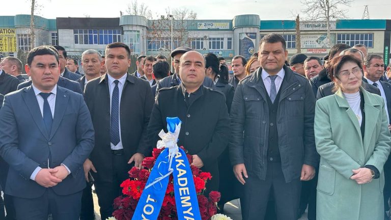 Read more about the article Alisher Navoiy haykali poyiga gulchambarlar qo’yildi.