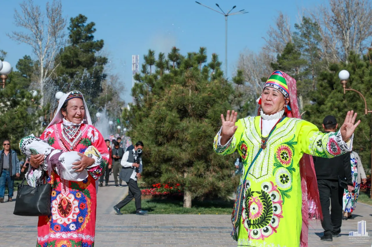 You are currently viewing Qadriyatlaring boqiy bo‘lsin, Navro‘z – Surxondaryoda yangilanish va yasharish ayyomi bayram sayllari davom etmoqda