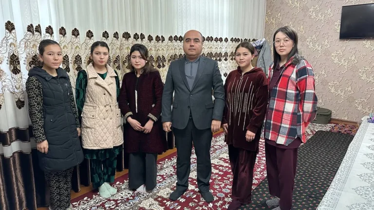 Read more about the article Rahbar talabalarning yashash sharoitini o‘rgandi.