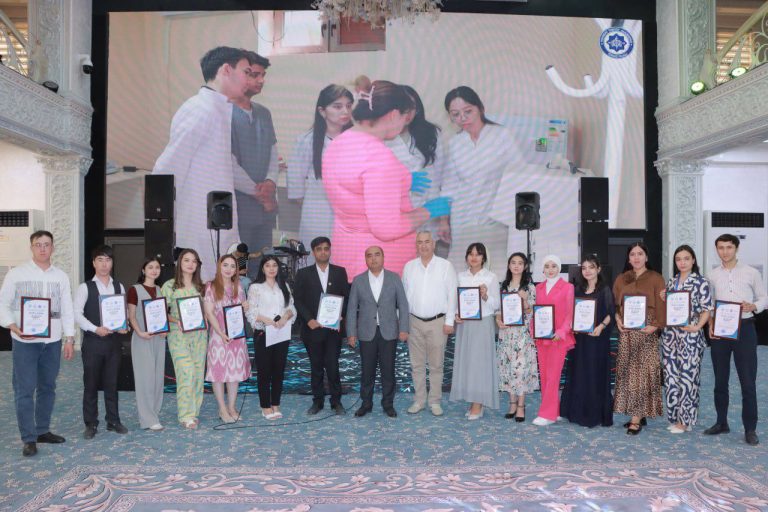 Read more about the article TTA Termiz filialida o’tkazilgan 1-ilmiy-amaliy konferensiyasiyaning to’rtta seksiyada g’olib talabalar filial rahbari tomonidan taqdirlandi.
