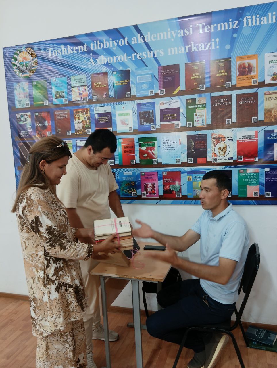 Подробнее о статье Сотрудники Информационно-ресурсного центра Термезского филиала ТТА раздали книги студентам, активно посещавшим библиотеку.