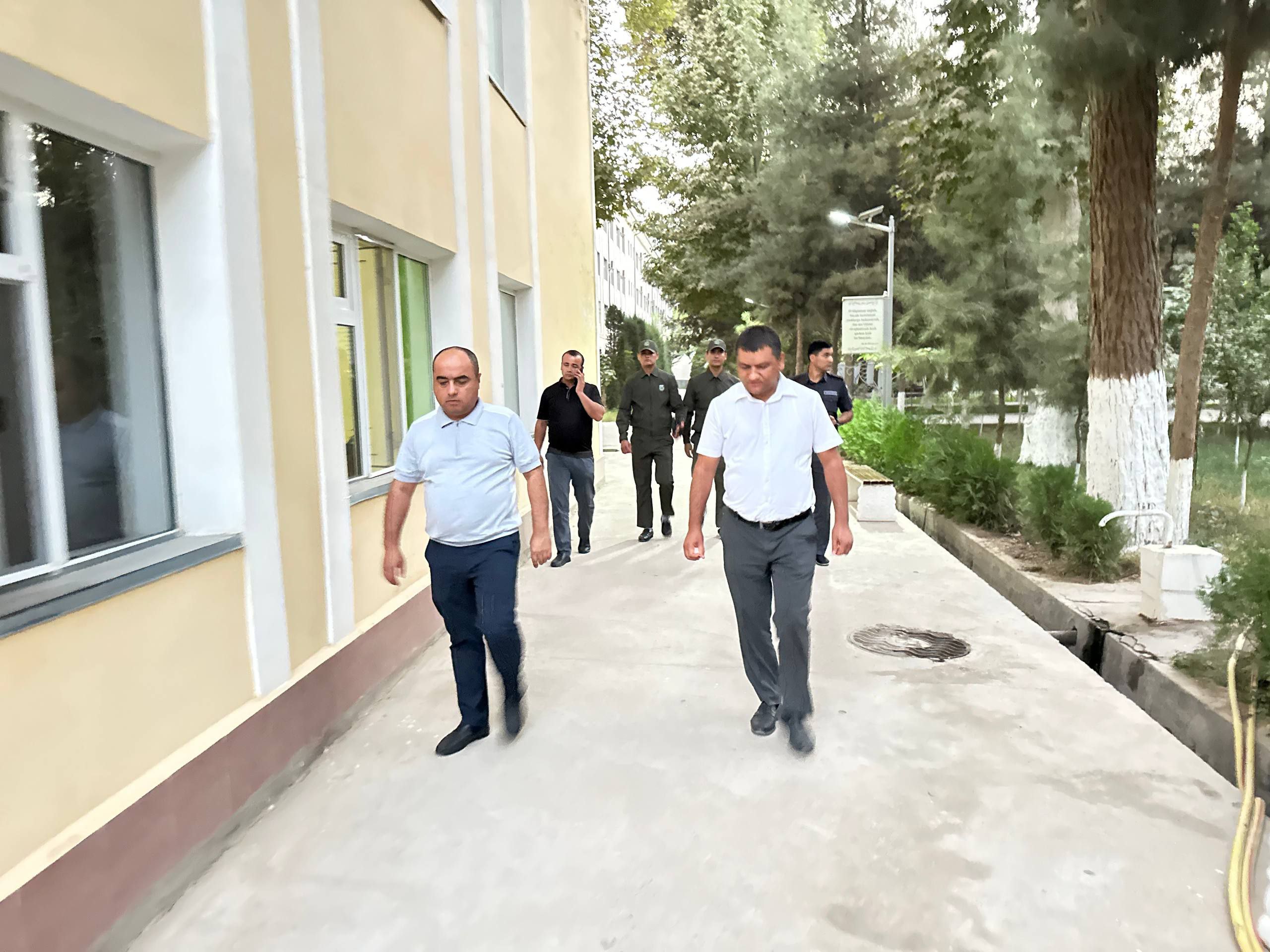 You are currently viewing Direktor talabalarning yashash sharoitini o‘rgandi.