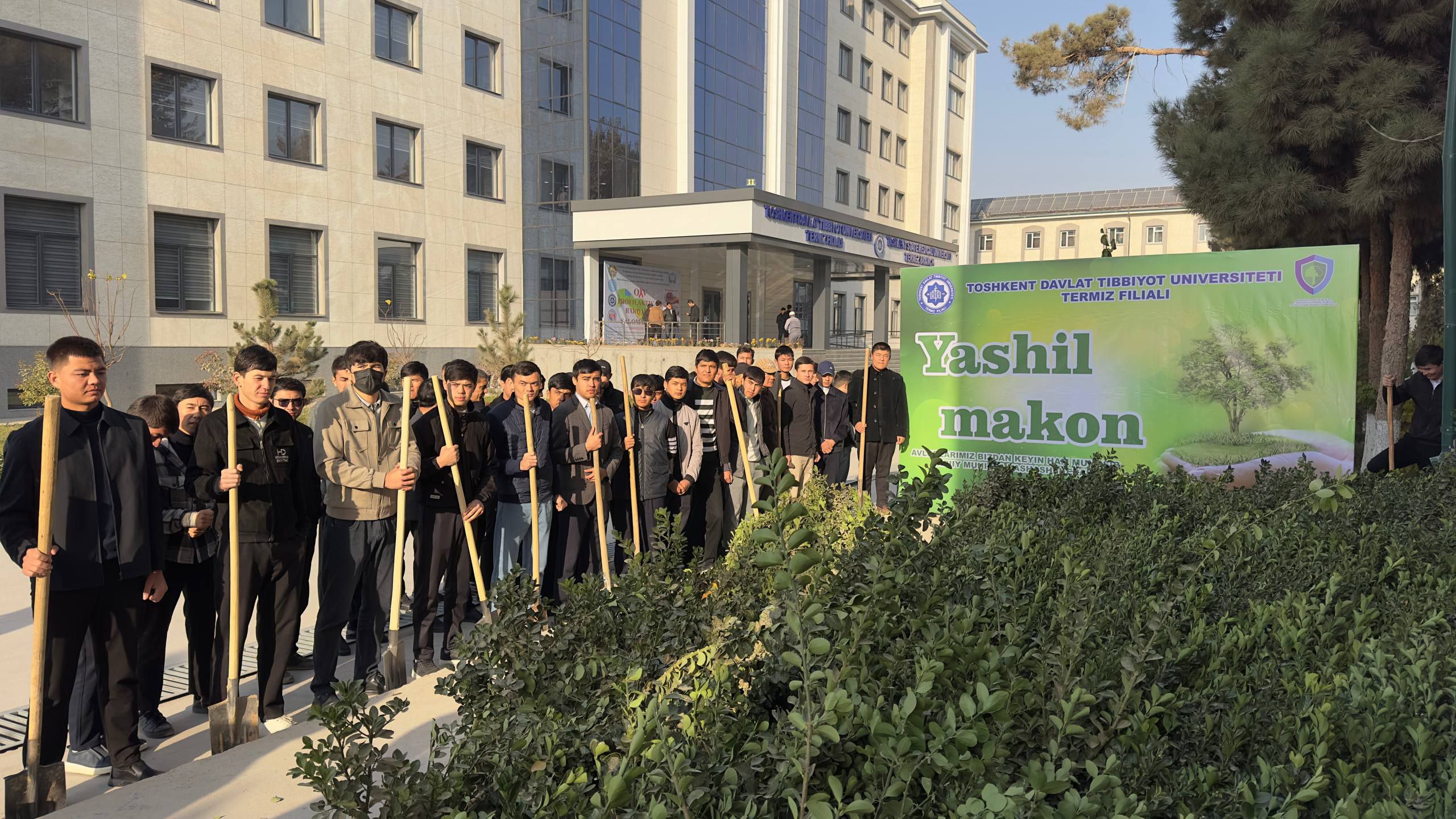 Read more about the article Toshkent davlat tibbiyot universiteti Termiz filialida — “Yashil makon” doirasida keng ko‘lamli ishlar davom etmoqda!