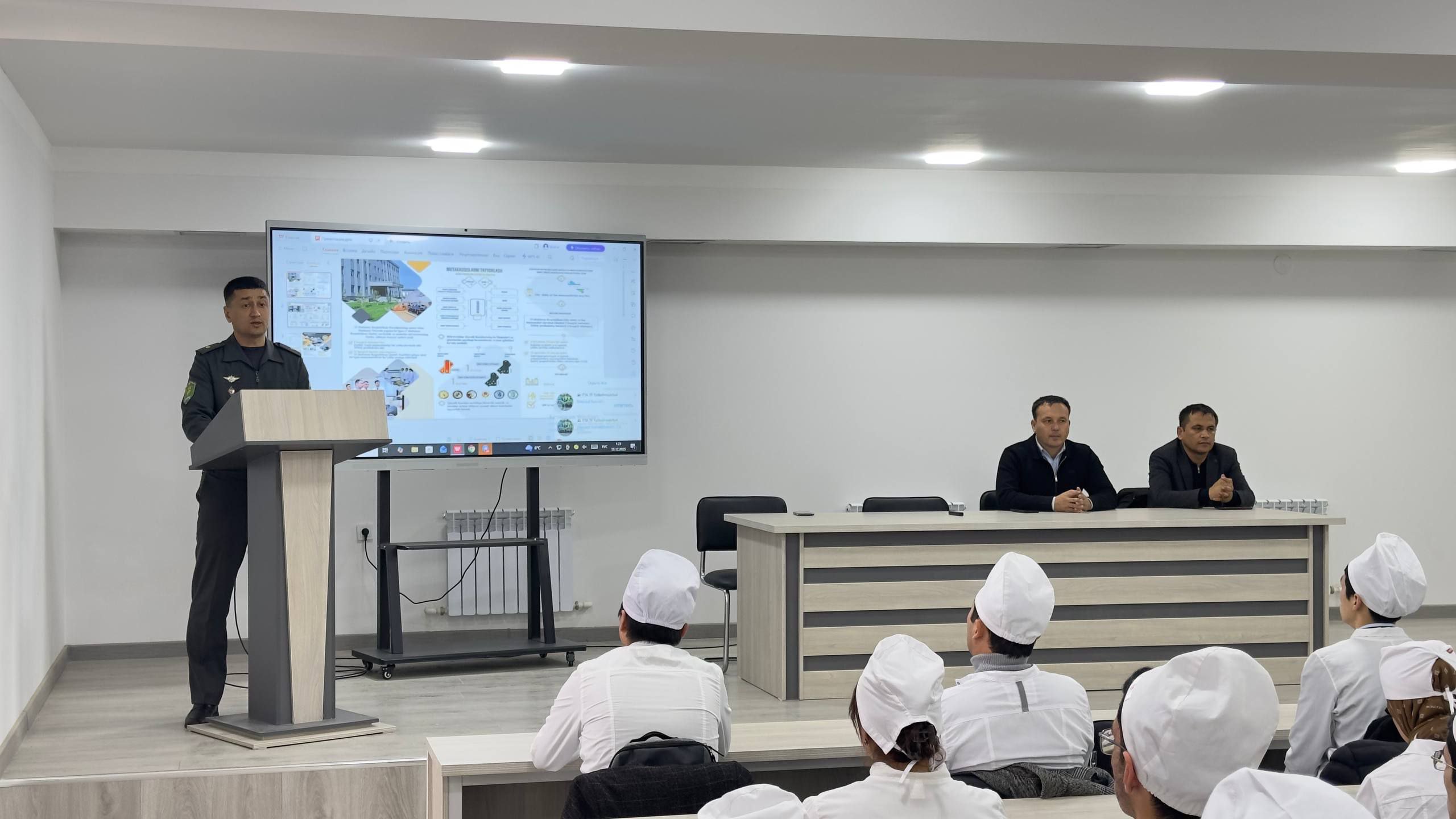 Подробнее о статье В Термезском филиале Ташкентского государственного медицинского университета состоялась образовательная встреча со студентами на тему «Военная медицина – профессия, долг и честь».